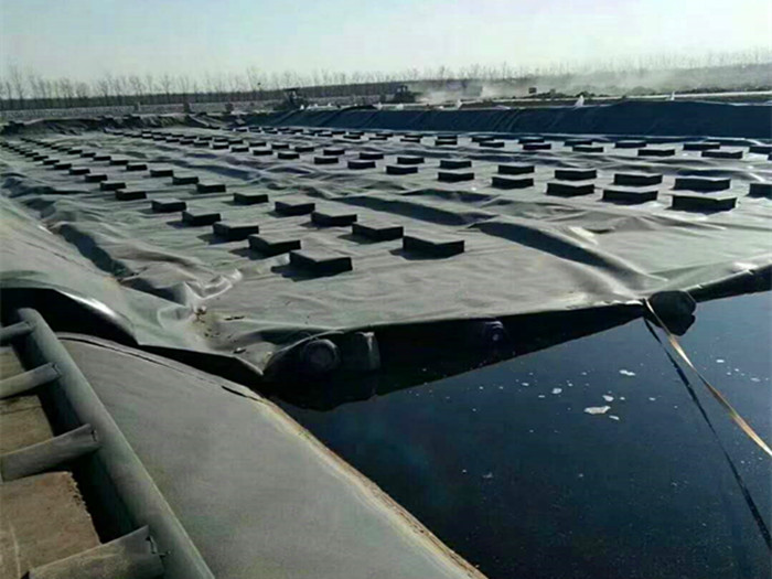 HDPE防滲膜在污水池、垃圾場(chǎng)滲濾液調(diào)節(jié)池起到的作用 施工注意事項(xiàng)